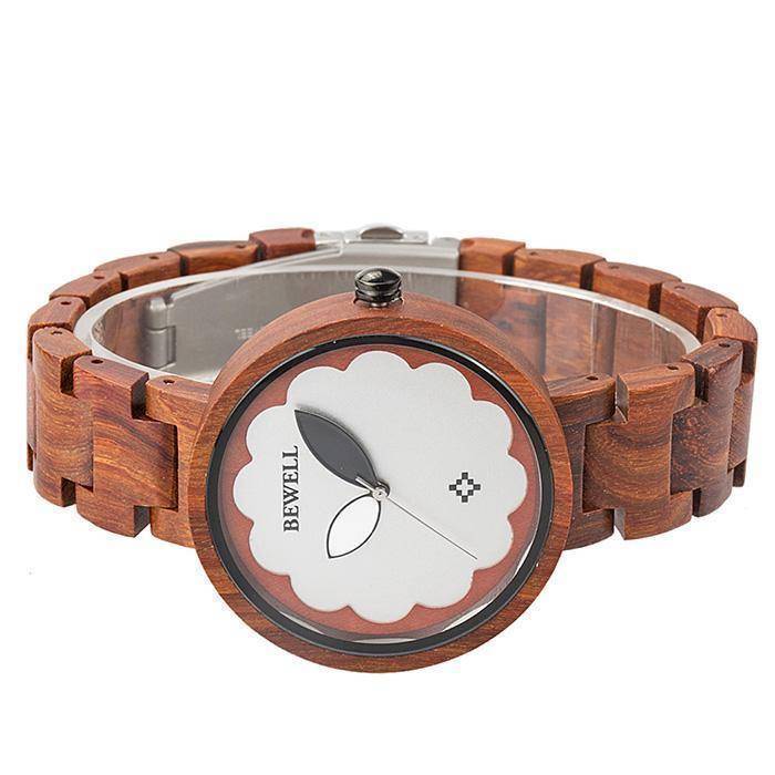 Vue latérale de la montre en bois avec bracelet santal rouge