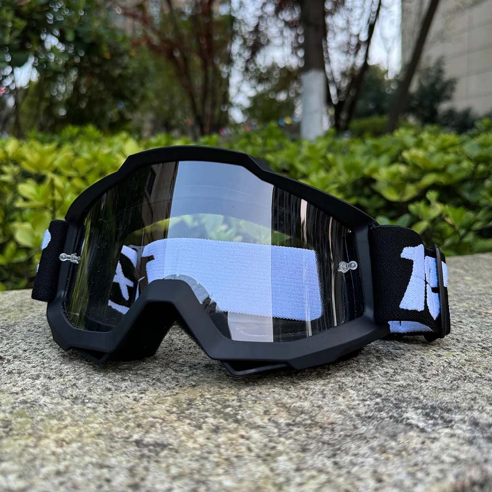 Lunettes de motocross en gros plan, protection contre le vent