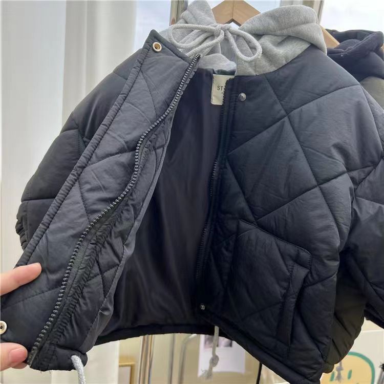 Détail des coutures résistantes sur veste enfant