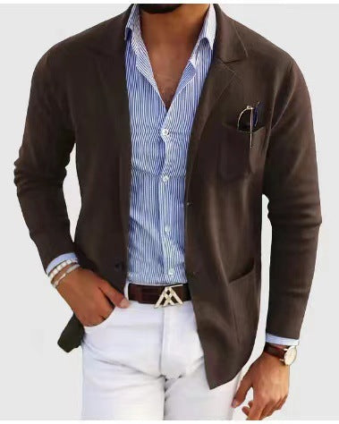 Blazer porté avec chemise, exemple de tenue décontractée