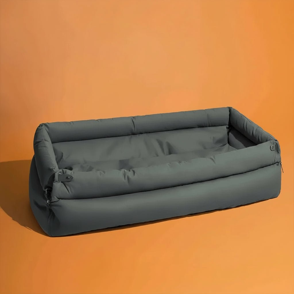 Vue rapprochée des coutures du lit en simili cuir