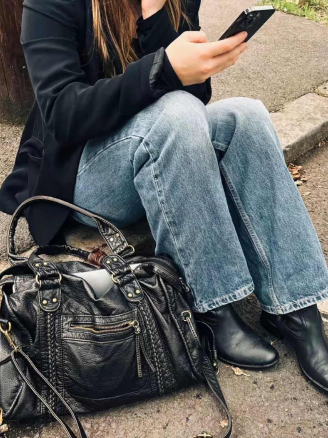 Détail du cuir vegan texturé, couture soignée