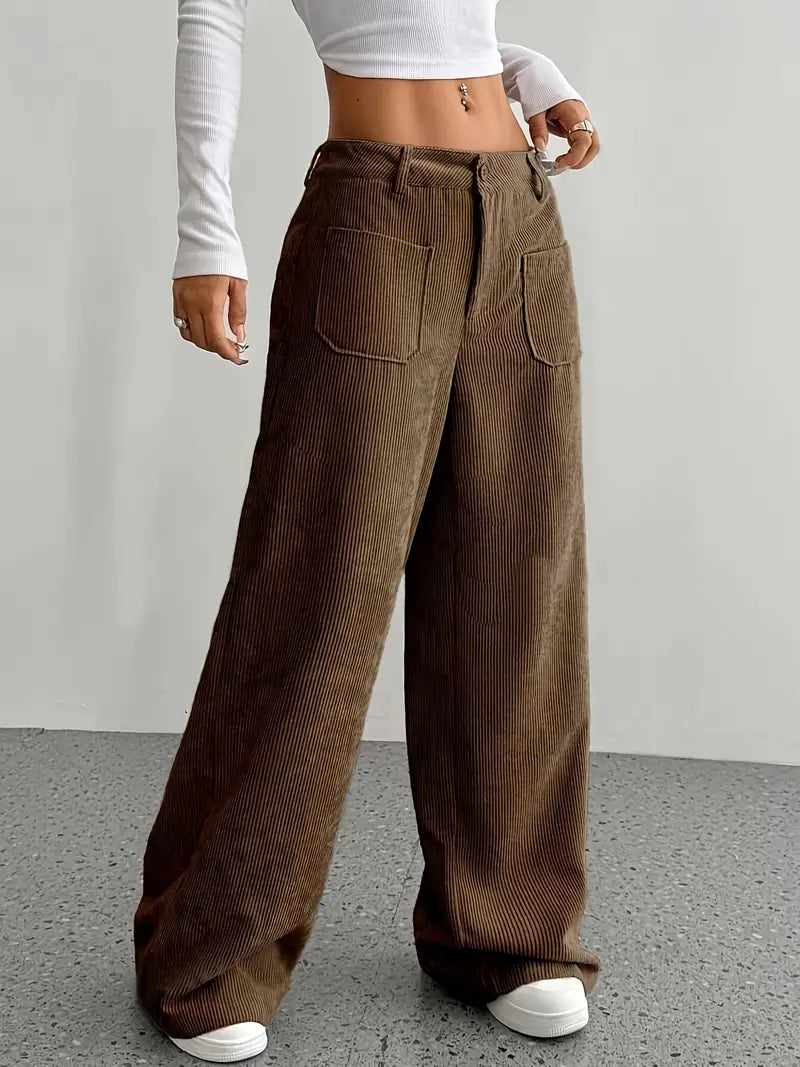 Détail de la couture sur pantalon large en velours