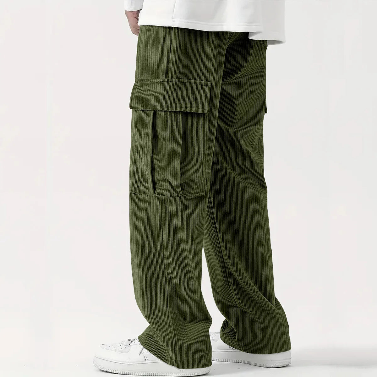 Pantalon en velours côtelé avec coupe ample et poches visibles