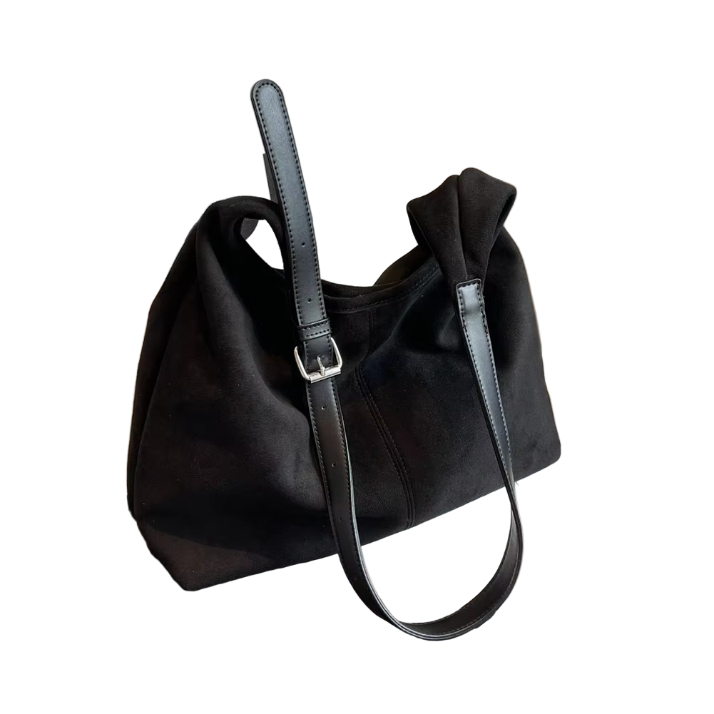 Détail de la texture douce du daim sur le sac