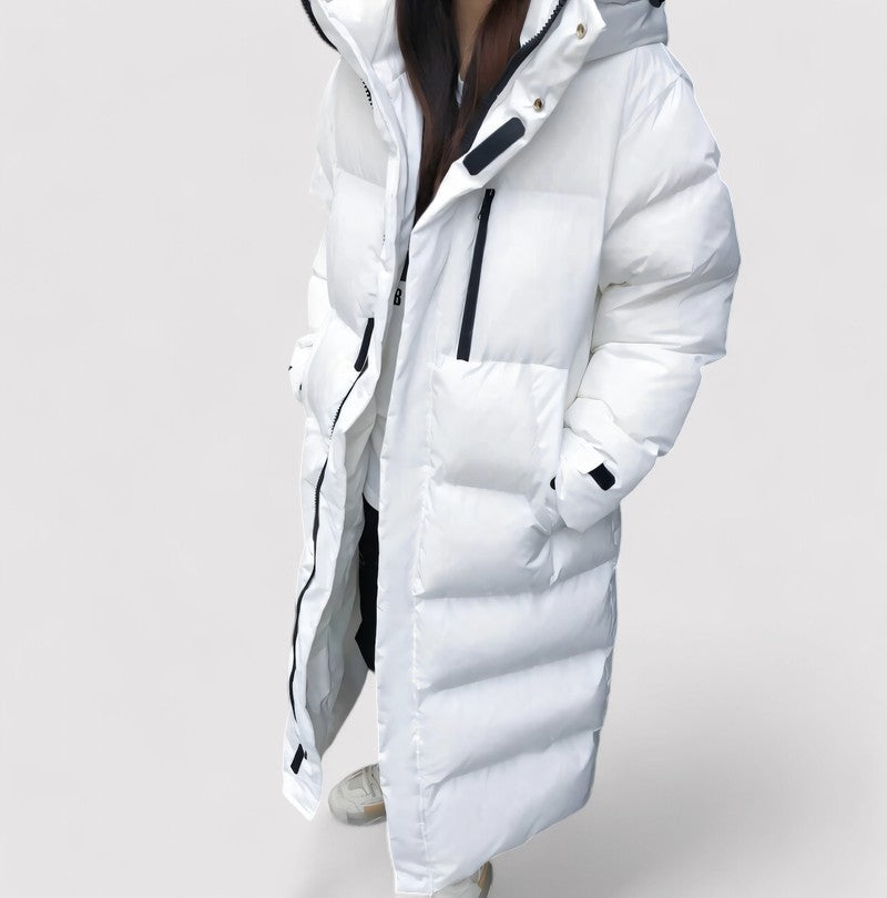 Vue latérale de la parka longue noire pour femme
