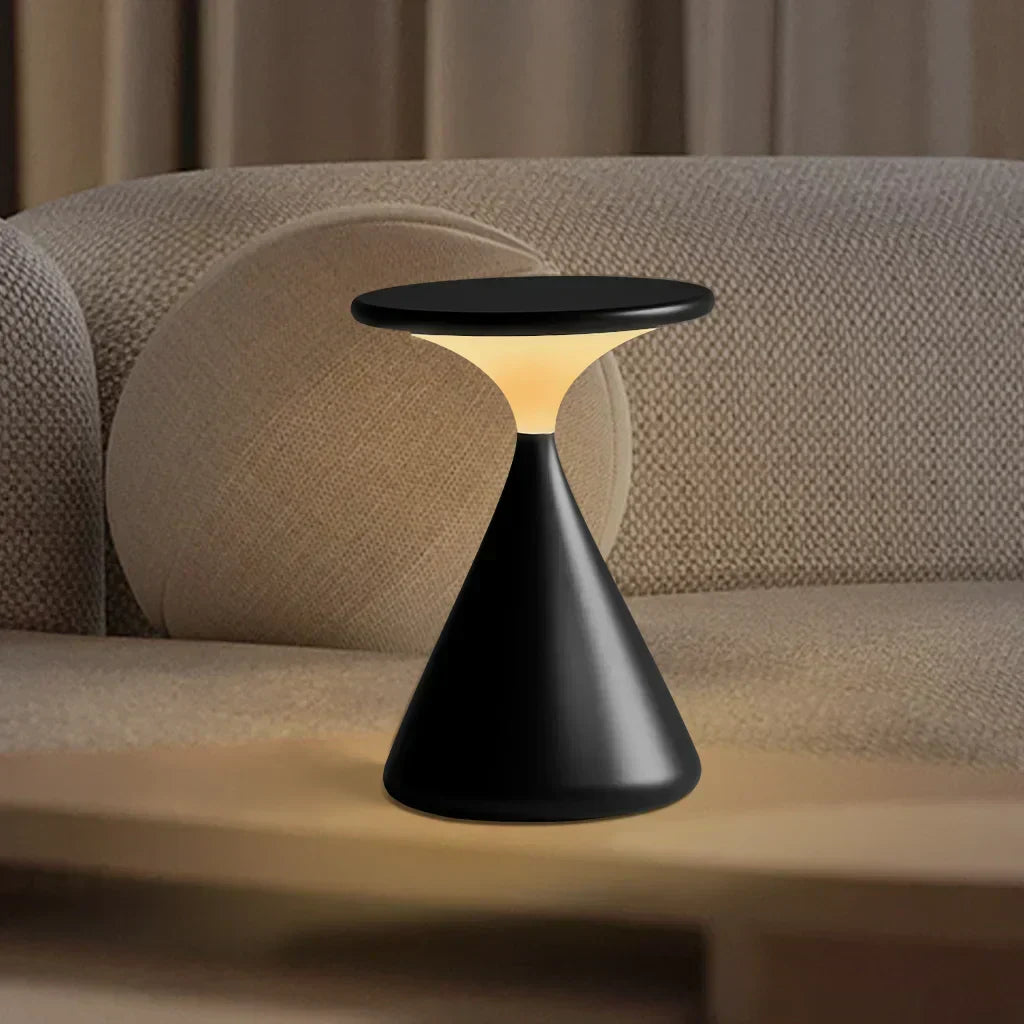 Lampe de bureau en sablier dans un salon moderne