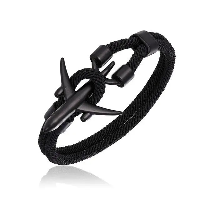 Bracelet noir avec fermoir avion en zinc sur fond blanc