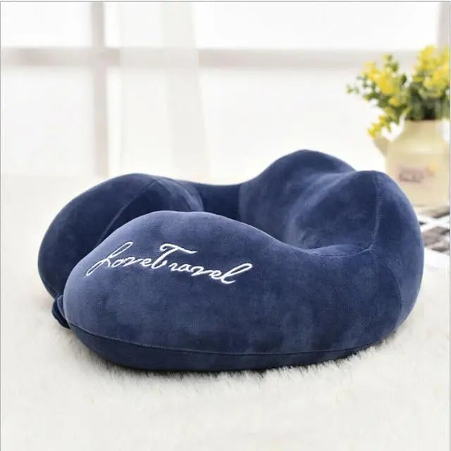Coussin de voyage bleu marine offrant confort et maintien