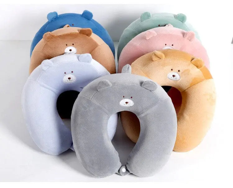 Vue rapprochée du coussin ours, matière coton et polyester