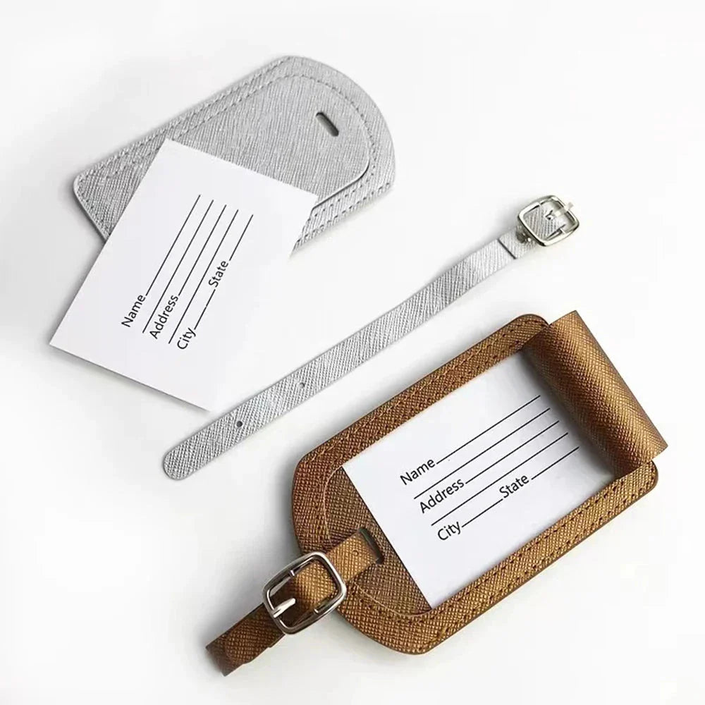 Étiquette bagage personnalisée avec initiales dorées sur fond beige