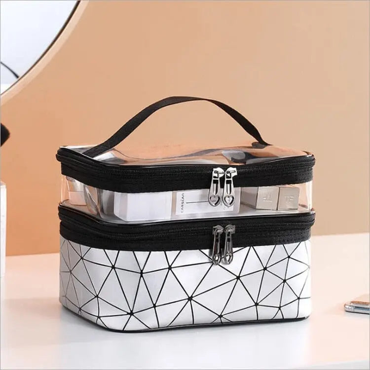 Trousse de toilette argentée reflétant la lumière ambiante