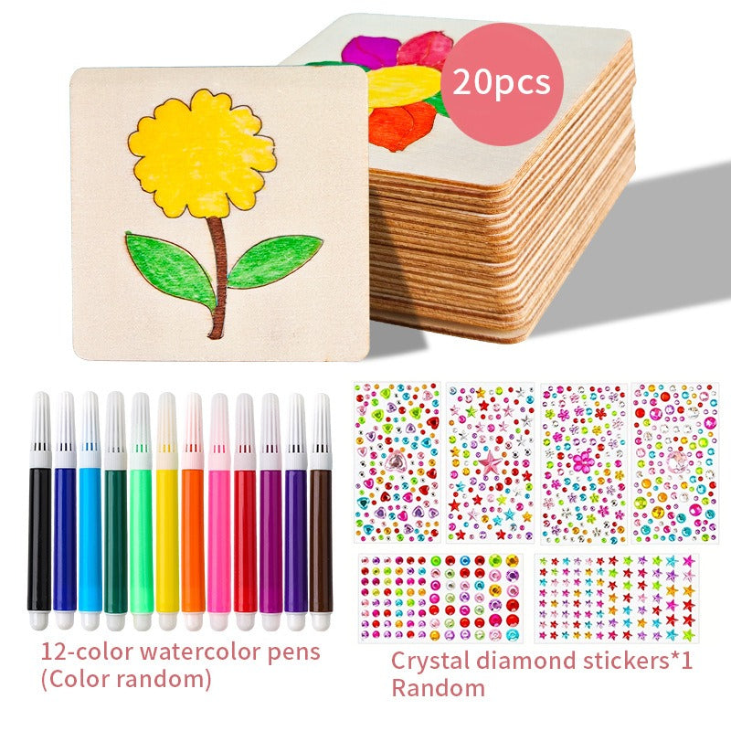 Enfant souriant montrant un dessin fini réalisé avec des pochoirs