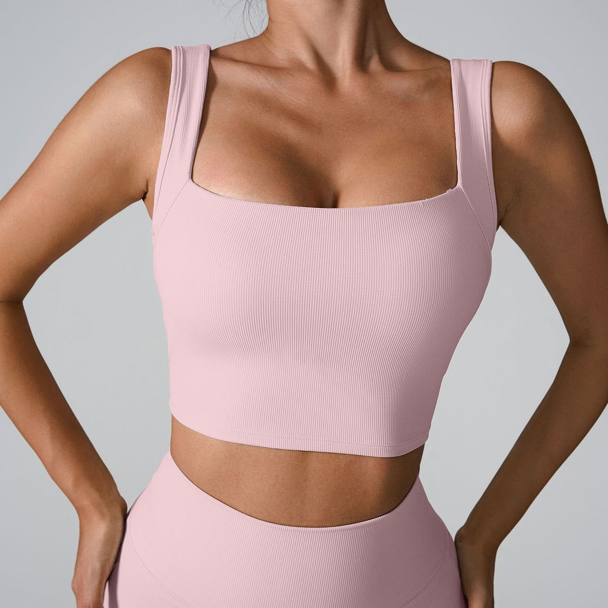 Soutien-gorge sport sans armatures en position allongée