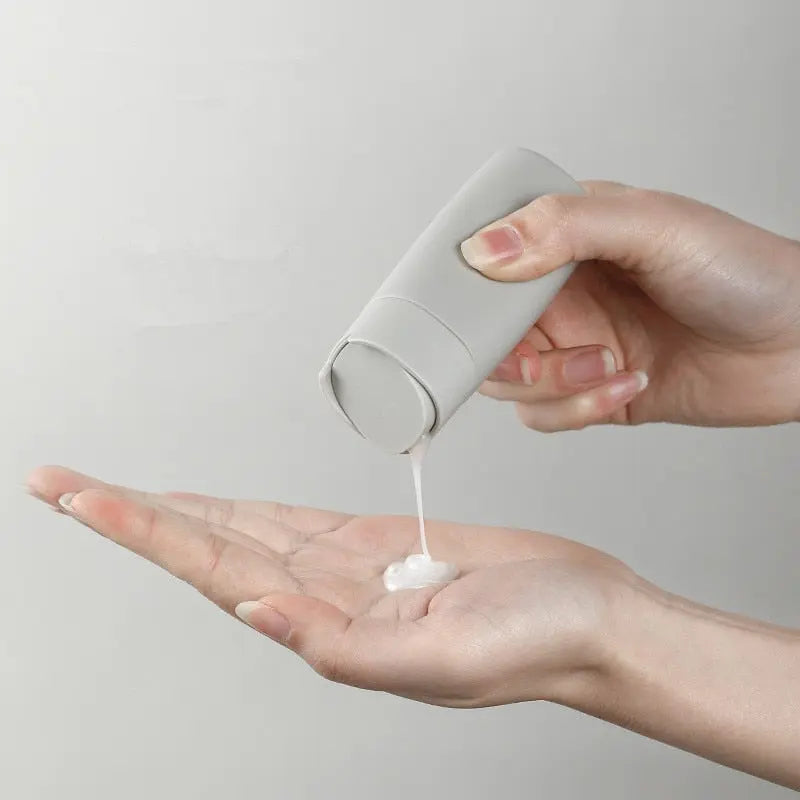 Flacons de différentes tailles pour produits d'hygiène en cabine