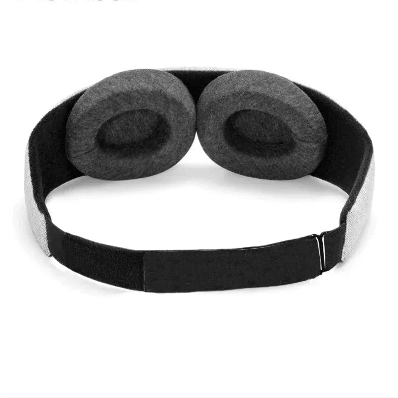 Masque de sommeil 3D noir sur fond blanc, vue de face