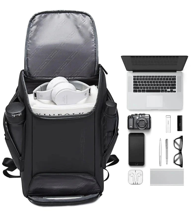 Vue arrière du sac à dos avec sangle pour valise
