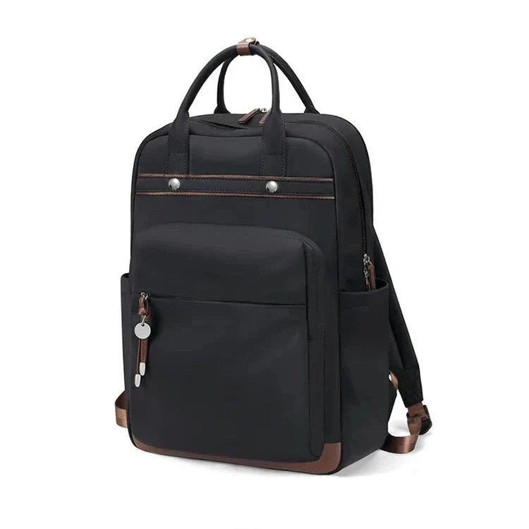 Vue d'ensemble du sac à dos, soulignant son style chic et pratique
