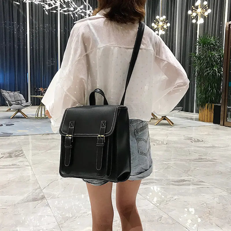Détails des coutures et texture du sac vintage en PU