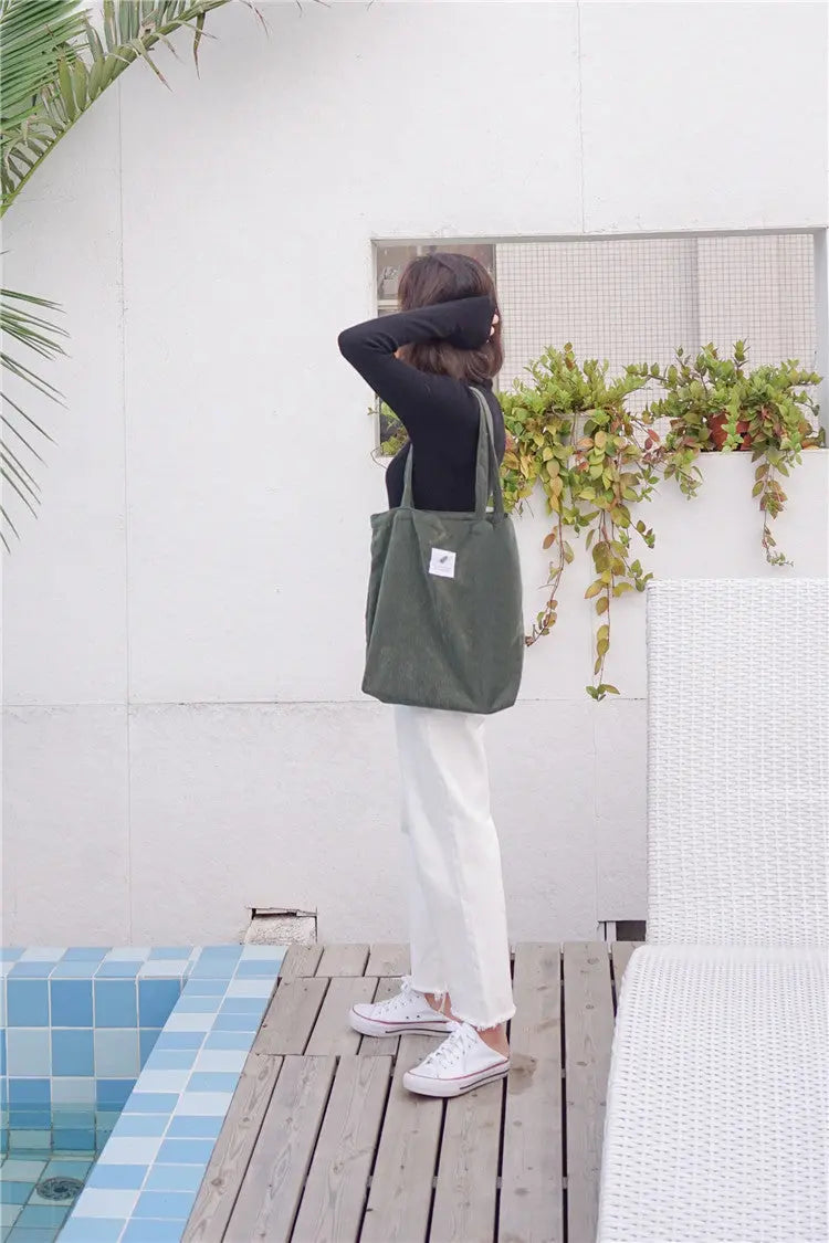 Détail du tissu velours côtelé, sac de voyage pratique