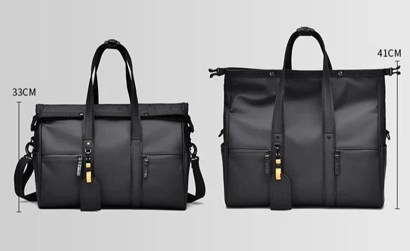 Sac imperméable posé sur une surface en bois