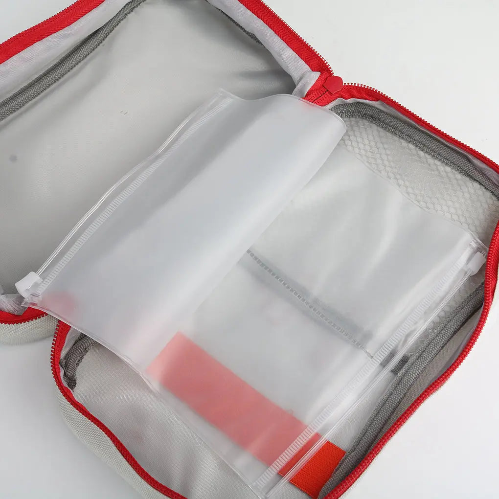 Vue de côté d'une trousse de secours compacte