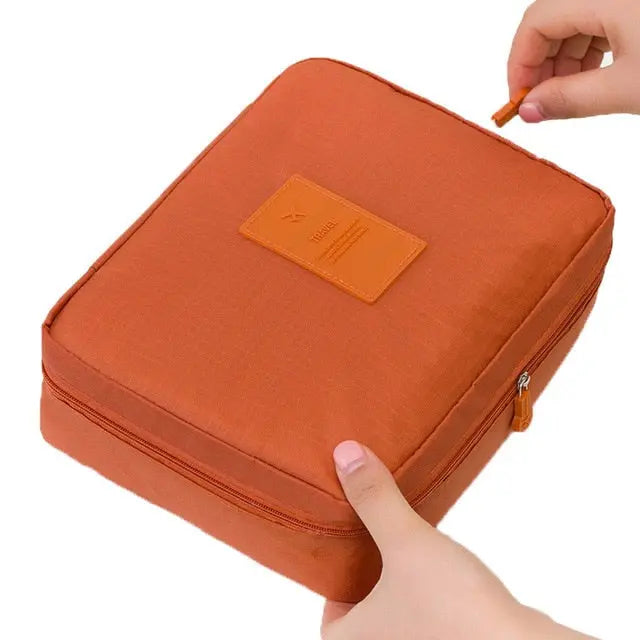 Trousse de voyage imperméable posée sur une surface plane