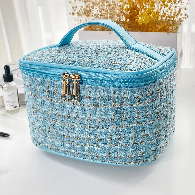 Trousse de toilette bleue avec fermeture à zip et poignée