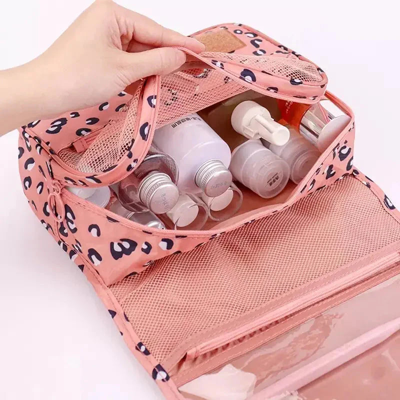 Vue intérieure de la trousse léopard rose avec compartiments zippés