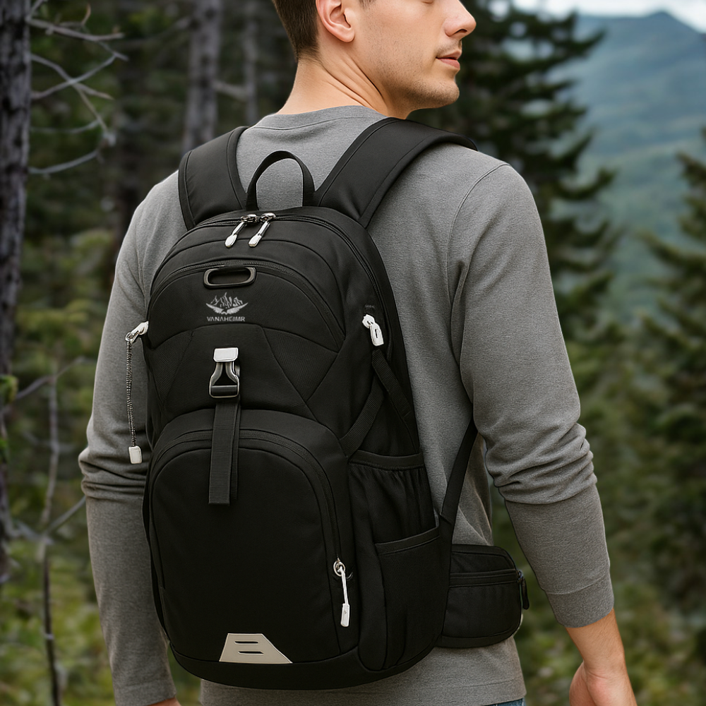 Sac à dos porté par une personne en randonnée en forêt