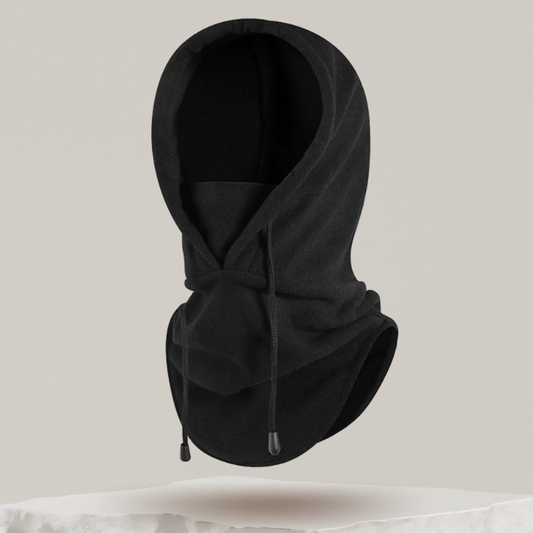 Cagoule de ski verte, adaptée sous un casque, vue de face