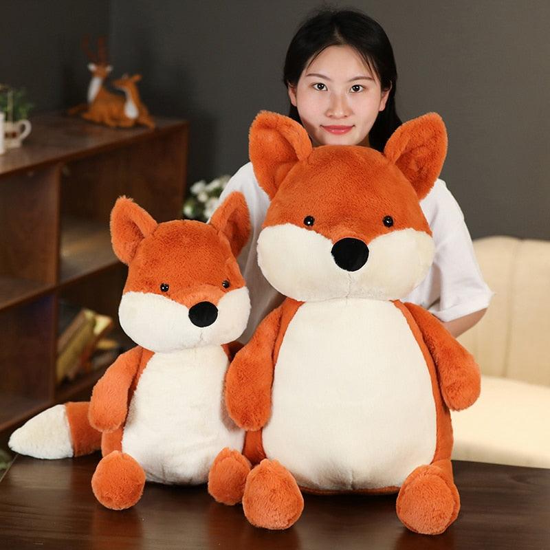 Gros plan sur la tête du renard en peluche, yeux brillants