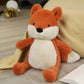 Différentes tailles de peluches renard rouge alignées sur une étagère