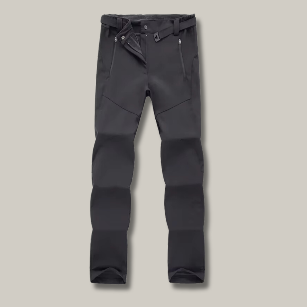 Vue arrière du pantalon montrant sa coupe moderne