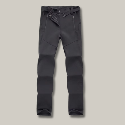 Vue arrière du pantalon montrant sa coupe moderne