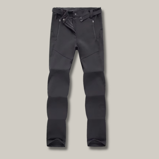 Vue arrière du pantalon montrant sa coupe moderne