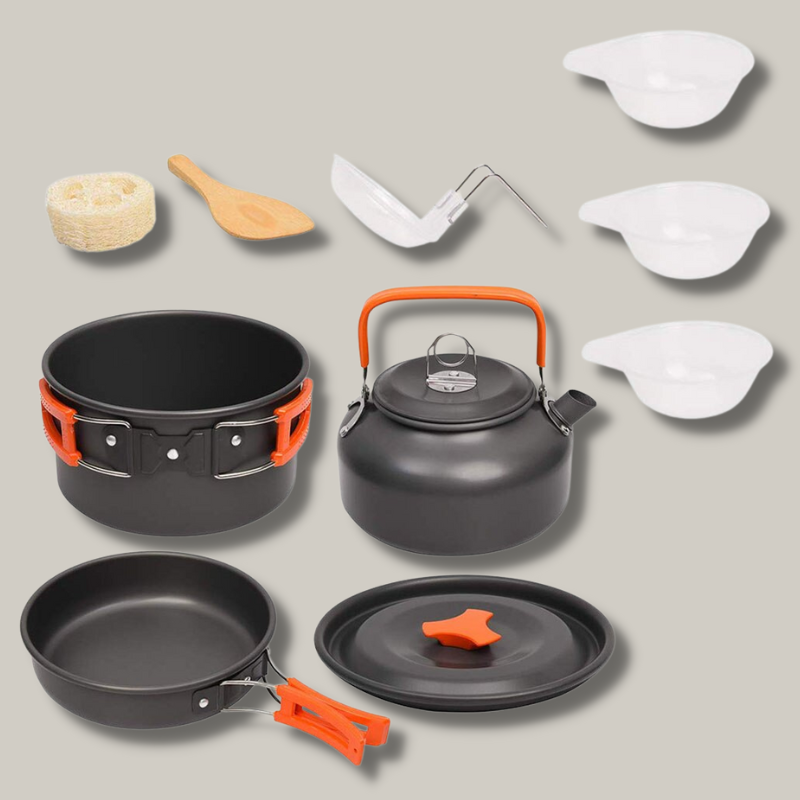 Kit de cuisine camping avec ustensiles compacts sur fond blanc