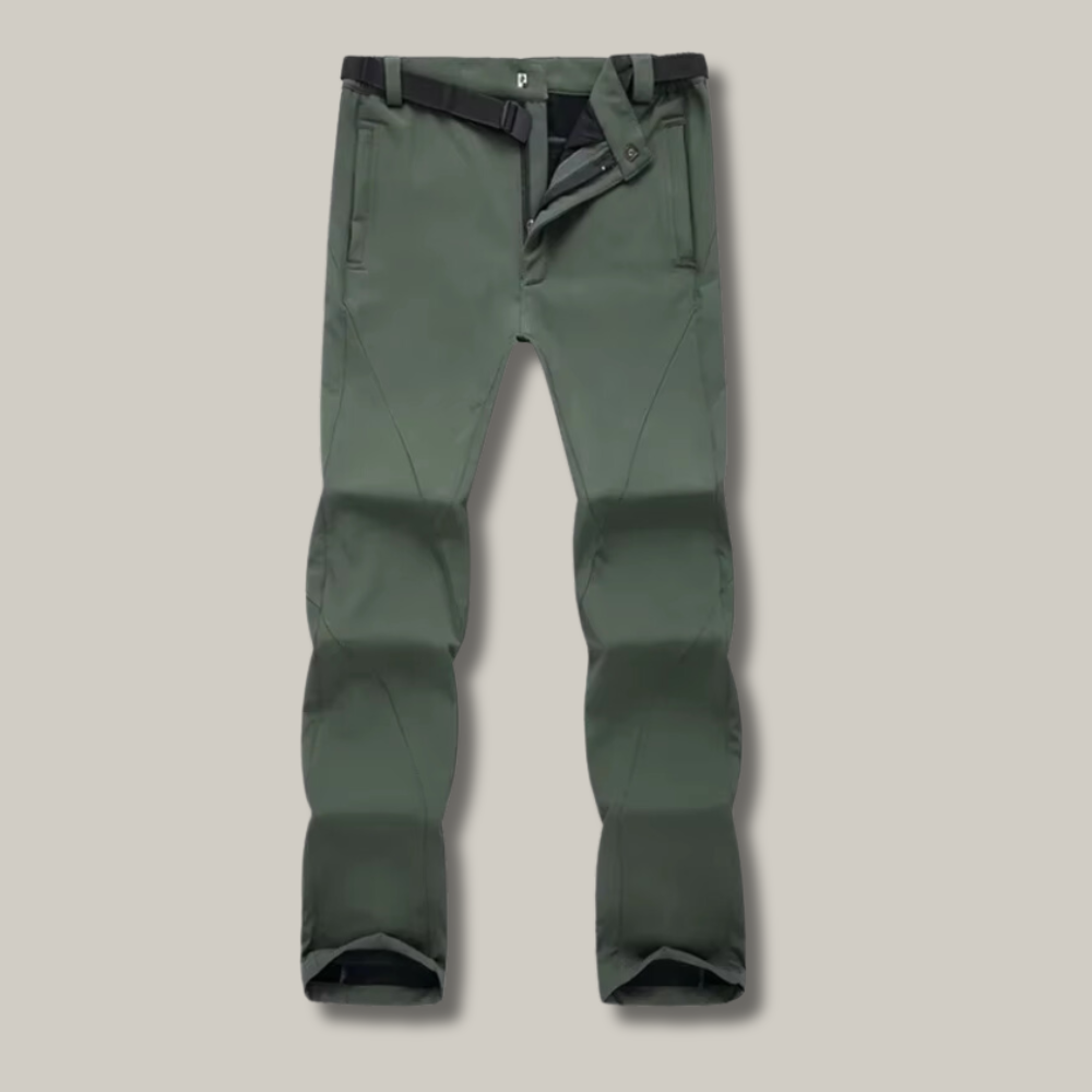 Pantalon thermique en action lors d'une randonnée hivernale