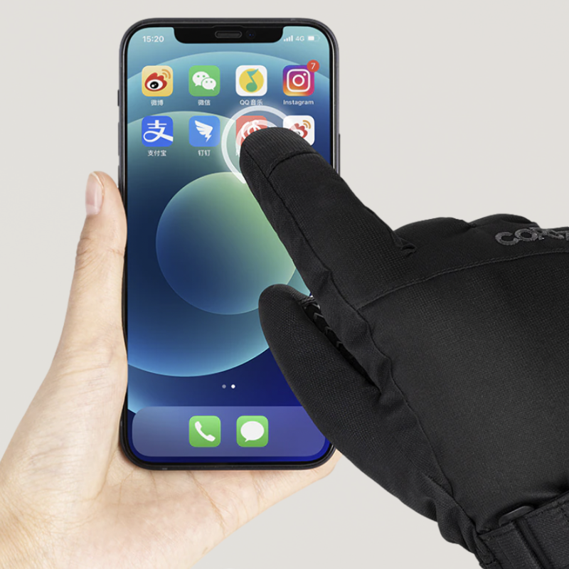 Gros plan sur la paume renforcée des gants de ski