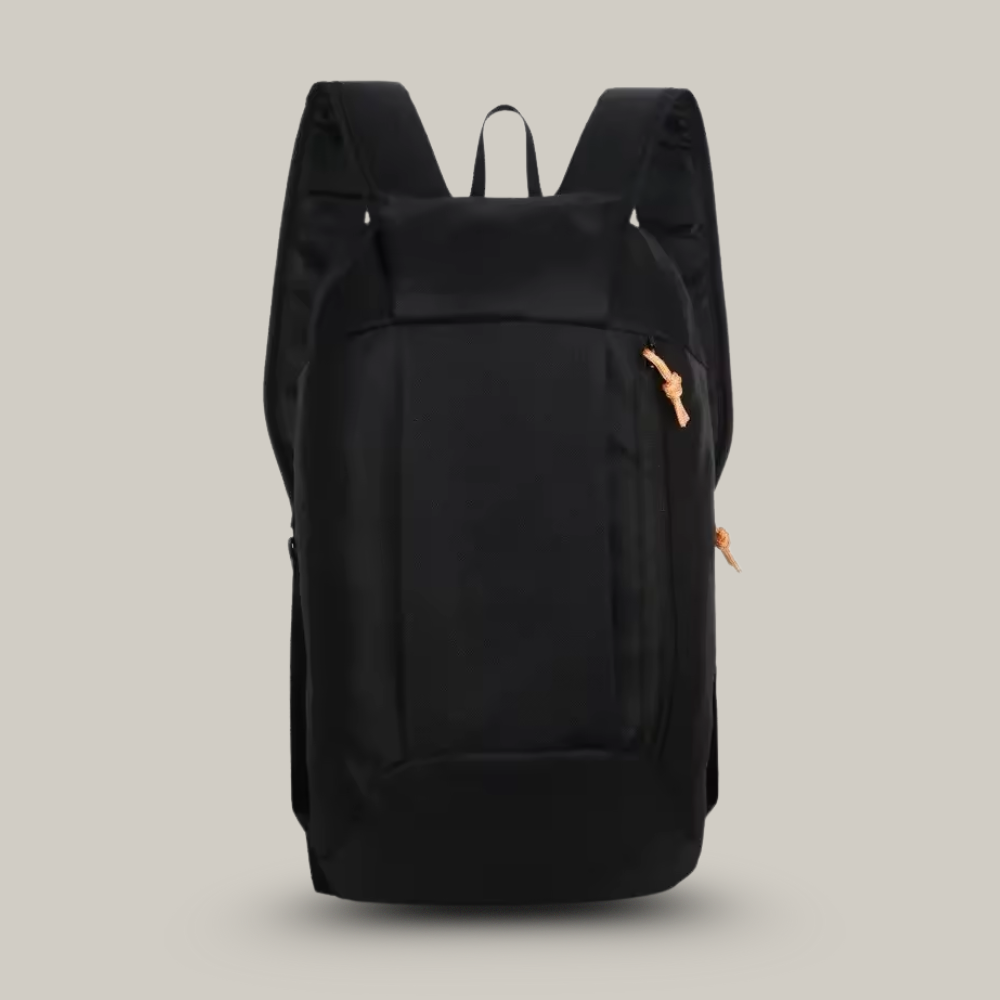 Sac à dos posé sur une table, montrant sa légèreté