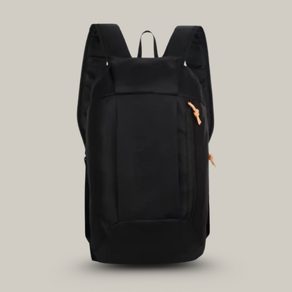 Sac à dos posé sur une table, montrant sa légèreté