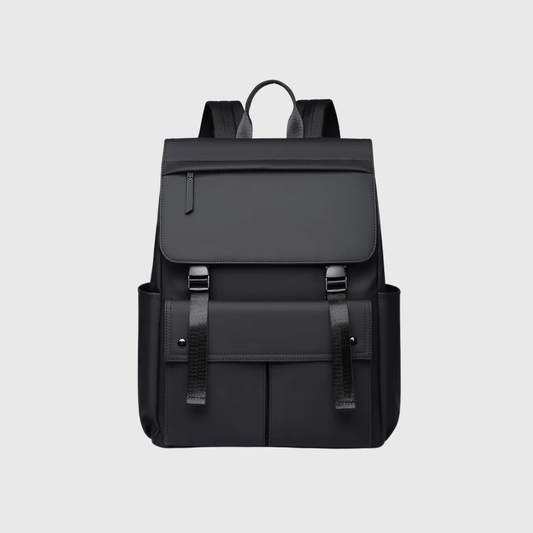 Sac à dos posé sur une table, montrant sa forme compacte
