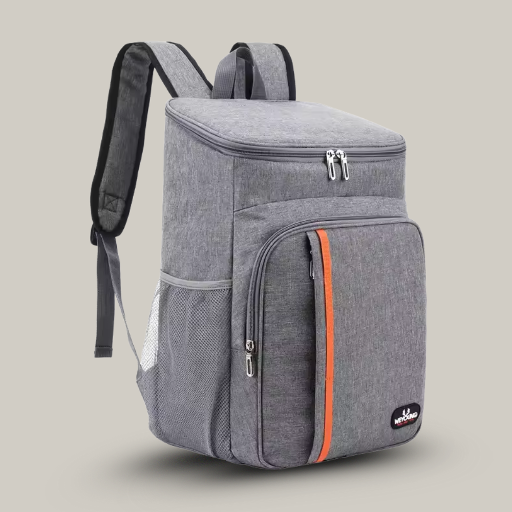 Sac à dos isotherme posé sur l'herbe lors d'un pique-nique