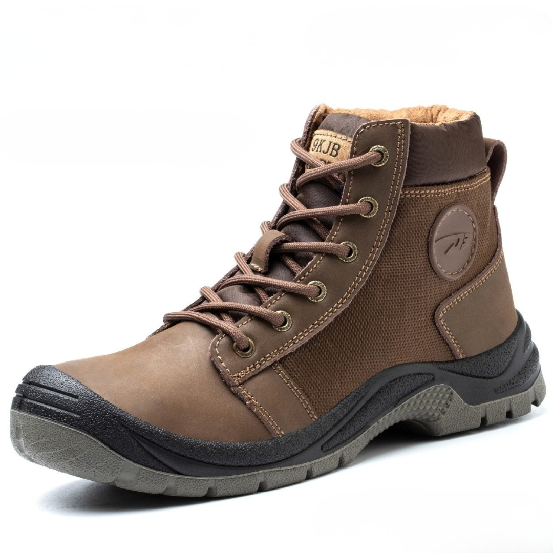 Vue latérale de bottes imperméables pour hommes sur fond blanc