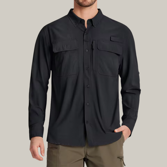 Chemise compressible pliée dans un sac à dos de randonnée