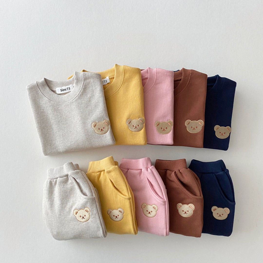 Ensemble enfant deux pièces avec motif cœur sur le pull