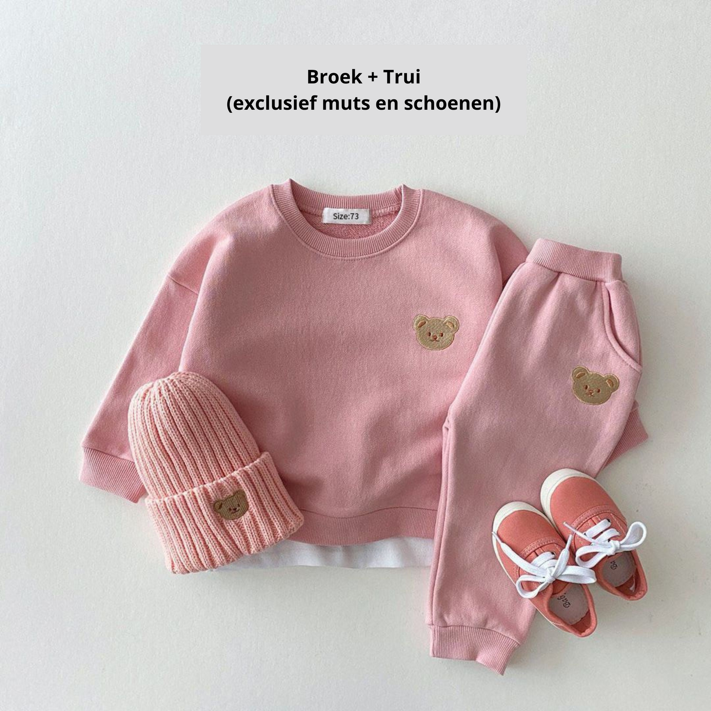 Ensemble enfant avec pull à cœur et pantalon assorti