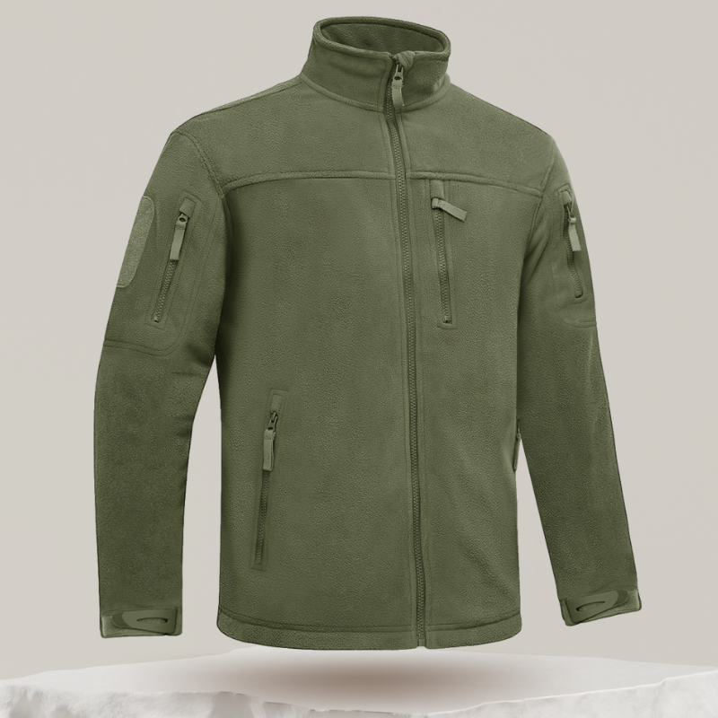 Veste polaire étalée sur une surface en bois