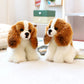 Chien en peluche doux assis sur un lit blanc