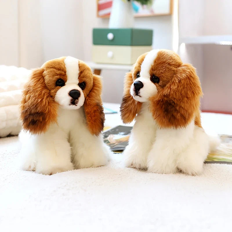 Chien en peluche doux assis sur un lit blanc